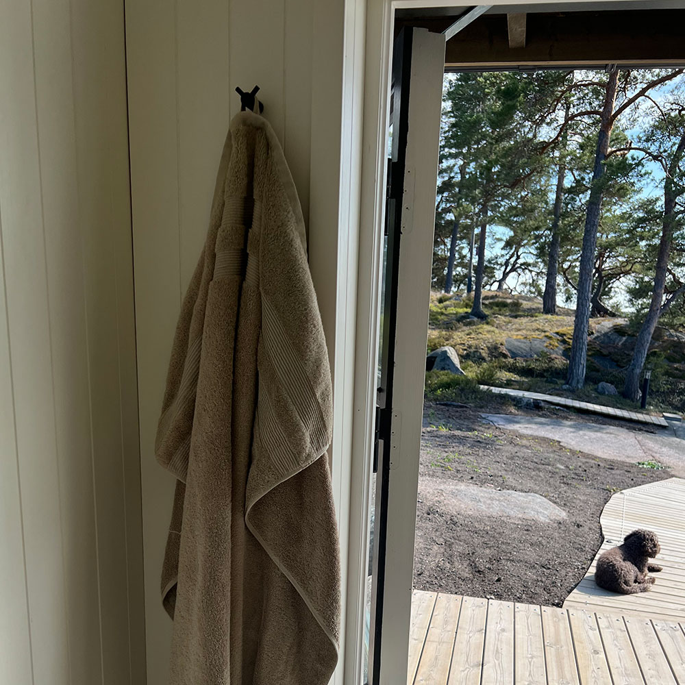 Efter: bastuvägg med svarta dubbla Arc-krokar
